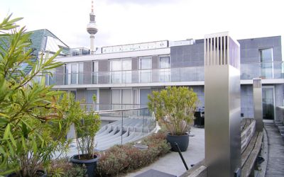 Dachterrasse einer zu Wohnzwecken genutzten Immobilie in Berlin professionell begutachtet von Immobilienbewertung Westenberger. Im Hintergrund ist der Berliner Fernsehturm zu sehen. Die Terrasse im modernen Baustil ist begrünt.