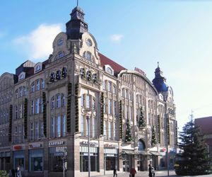 Das Bauwerk eines Shoppingzentrums in Erfurt nahm Immobilienbewertung Westenberger genau in Augenschein. Die gut erhaltene und restaurierte Retail-Immobilie für den Einzelhandel hat hohe schmale Fester. Die verzierte Fassade ist aus beigem Sandstein.