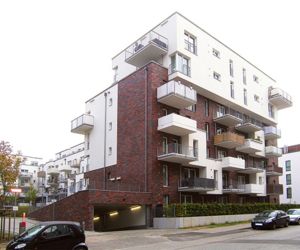 Vom Büro für Immobilienbewertung Westenberger begutachtetes Mehrfamilienhaus. Die Immobilie wirkt trotz einfacher Bauhausarchitektur verspielt. Balkone sind unsymmetrisch angeordnet. Zwei obere Stockwerke sitzen verschoben auf dem Bau mit Tiefgarage.