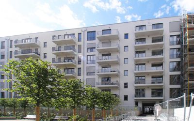 Die von Westenberger sachlich begutachtete Residential-Immobilie wurde zum Wohnen als Mehrfamiliengebäude neu errichtet. Jede Wohnung hat große Fenster, einen Balkon und modernste sanitäre Einrichtungen. Vor dem riesigen Neubau ist ein Garten angelegt.