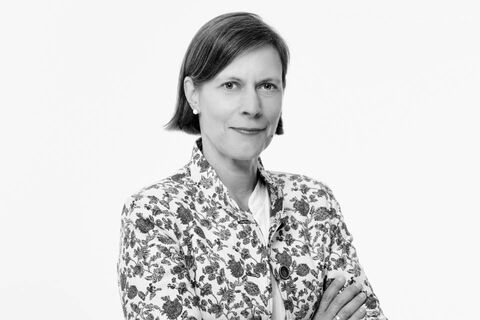 Das Bild von IHK Frankfurt öffentlich bestellten, vereidigten Sachverständigen für Bewertung von bebauten, unbebauten Grundstücken, Mieten und Pachten, in Anzug gekleideten, Dipl.-Ing. Sylvie Westenberger ist schwarzweiß.