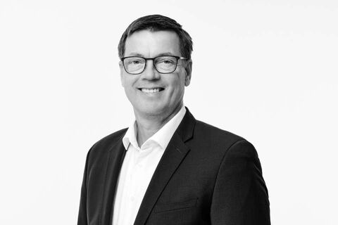 Member of the RICS, Registered Valuer, Recognised European Valuer, Sachverständiger für Internationale Immobilienbewertung Diplom-Kaufmann Marcus Braun ist Partner bei Braun&Westenberger und trägt Krawatte auf dem Foto.