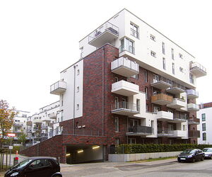 Vom Büro für Immobilienbewertung Westenberger begutachtetes Mehrfamilienhaus. Die Immobilie wirkt trotz einfacher Bauhausarchitektur verspielt. Balkone sind unsymmetrisch angeordnet. Zwei obere Stockwerke sitzen verschoben auf dem Bau mit Tiefgarage.